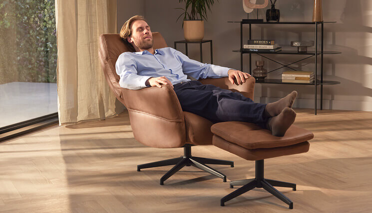 Taylor relaxfauteuil bruin met hocker
