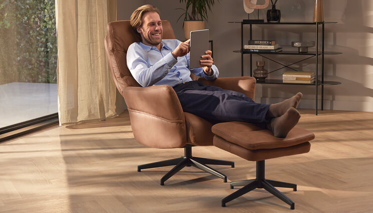 Taylor relaxfauteuil bruin met hocker